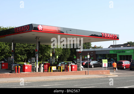 Un Texaco stazione di benzina in una città del Regno Unito. Foto Stock