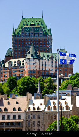 Bandiera del Québec al vento nella parte anteriore del chateau frontenac Foto Stock