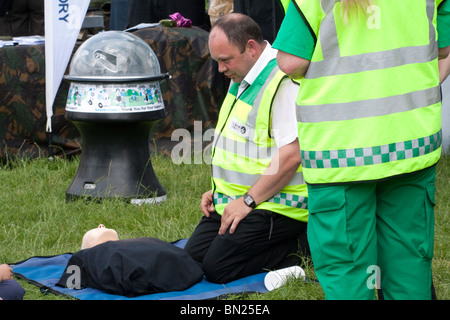 Un manichino per la rianimazione in mostra al St Johns Ambulance dimostrazione tenda Foto Stock
