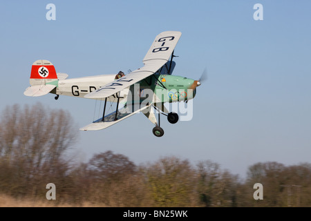 CASA (Bucker) 1-131E SERIE 1000 Jungmann G-BJAL in volo a Breighton Airfield Foto Stock