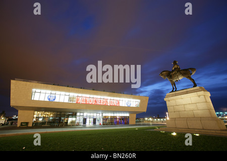 La città di Liverpool, in Inghilterra. Il sir William Goscombe John scolpita statua equestre in bronzo di Edward VII al Pier Head. Foto Stock