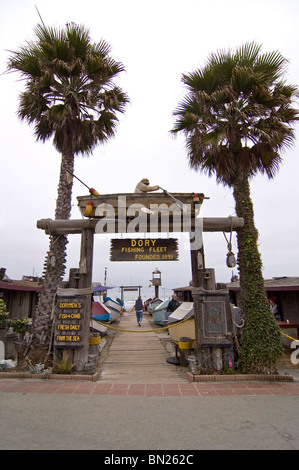 La mattina presto vista frontale del Newport Beach Dory flotta di pesca stabilimento in base a Newport Beach in California. Foto Stock