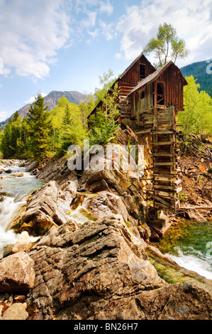 Il mulino di cristallo vacilla su un contrafforte di roccia al di sopra di una pittoresca cascata sul fiume di cristallo nei pressi di marmo, Colorado. Foto Stock
