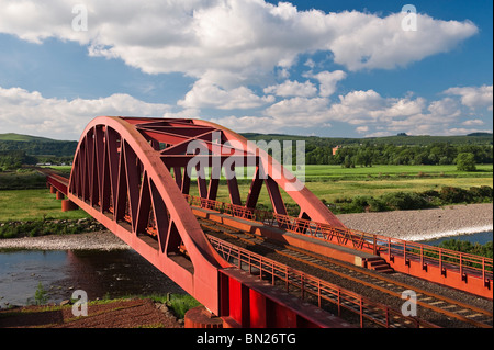 Il ponte ferroviario sul fiume Nith a Portrack, vicino a Dumfries, nel sud-ovest della Scozia, progettato dall'architetto Charles Jencks Foto Stock