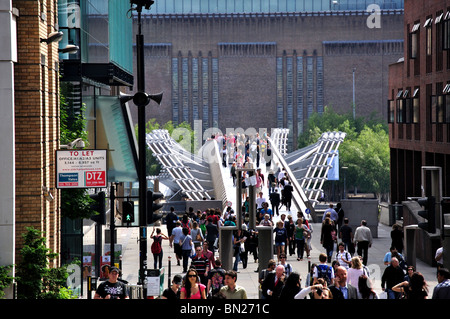 Il London Millennium Footbridge dalla parte superiore di Pietro Hill, City of London, Londra, Inghilterra, Regno Unito Foto Stock