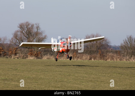 Ubriaco T66 RA45 serie 3 G DI pinza-AVXD in atterraggio a Breighton Airfield Foto Stock