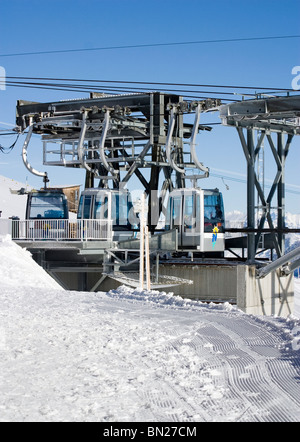 Alpi svizzere antenna: Funivie andando da Beatenberg e arrivando sul Niederhorn ski resort. Foto Stock