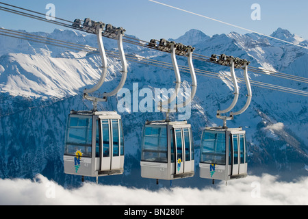 Alpi svizzere antenna: Niederhorn gondela con montagne Alpine in background. Foto Stock