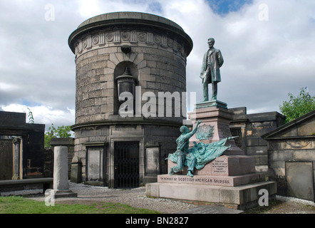 La tomba di David Hume accanto al monumento a Scottish-Americans che hanno combattuto nella guerra civile americana. Foto Stock