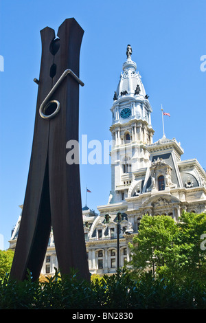 Philadelphia, PA clothespin struttura con il Municipio sullo sfondo Foto Stock