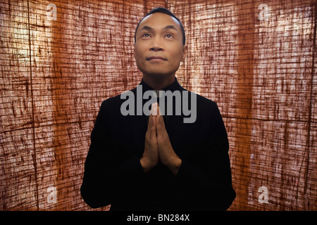 Pacific Islander sacerdote pregare Foto Stock