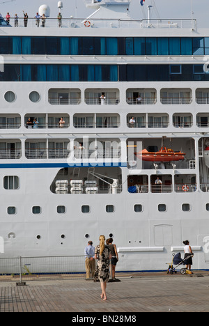 La nave di crociera in partenza Amsterdam, Paesi Bassi Foto Stock