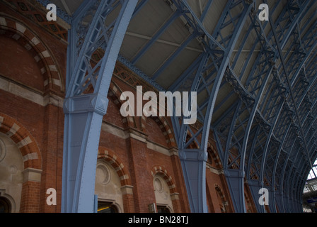 Dettagli architettonici a dalla stazione ferroviaria internazionale di St Pancras, London REGNO UNITO Foto Stock