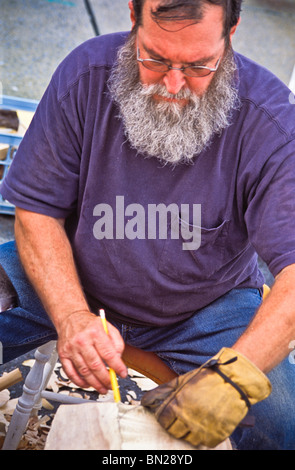 Un uomo di artigianato utilizzando strumenti Foto Stock