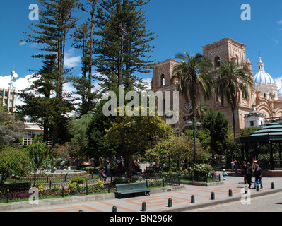 Il Parque Calderon di fronte la Catedral Neuva in Cuenca in Ecuador Foto Stock