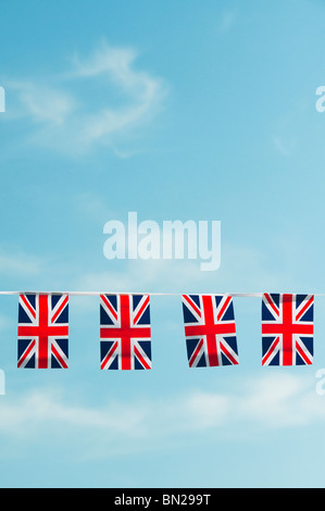 Union Jack flag bunting contro un cielo blu Foto Stock