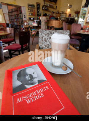 Dettaglio di caffè e politico circa il libro di Lenin nel Cafe Tasso a Friedrichshain sul Karl Marx Allee e a Berlino est nella Repubblica federale di Germania Foto Stock