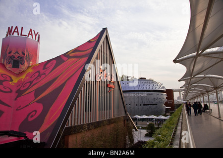 2010 Shanghai World Expo - Malaysia Pavilion con Padiglione di Singapore in background Foto Stock