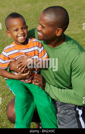 African American padre figlio di contenimento sul giro Foto Stock
