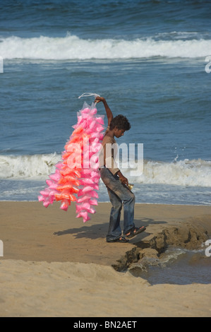 India Tamil Nadu Chennai ex Madras un Hawker giocando sulla spiaggia Foto Stock