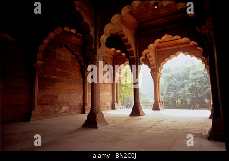 La pietra arenaria rossa diede la merlatura imperiale il suo nome Red Fort Lai Qila la sede del potere Mughal fino al 1857 la Vecchia Delhi India Foto Stock