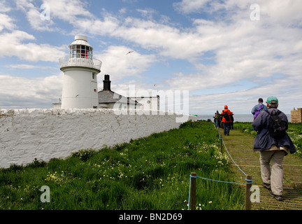 Trippers giorno passando il faro di farne interna Foto Stock