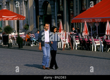 Belgi, popolo belga, belga, persone adulto uomo, donna adulta e matura, Grand Place, città di mons, mons, regione vallona, Belgio, Europa Foto Stock