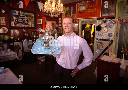 David Daly del famoso tè tè Accoglienti camere in Brighton. I clienti devono seguire regole rigorose se sono per mantenere la loro sede. Foto Stock