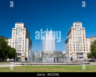 Memoria DDR era Fontana a Strausberger Platz in Karl Marx Allee nella ex Berlino est Germania Foto Stock