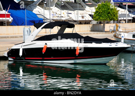 Barca ormeggiata in porto turistico di Santa Eulària des Riu, Ibiza, Isole Baleari, Spagna Foto Stock