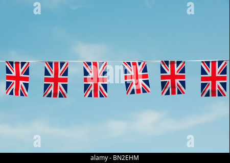 Union Jack flag bunting contro un cielo blu Foto Stock