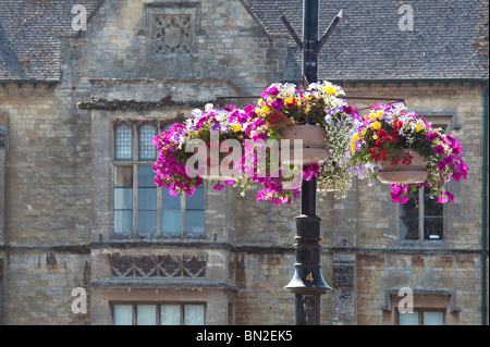 Floral nei cestini appesi in Stow on the Wold market place, Cotswolds, Gloucestershire, Inghilterra Foto Stock