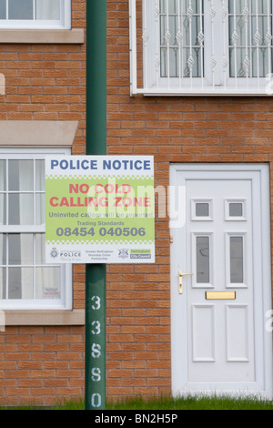 Un segno di polizia su un lampost al di fuori di una casa di avvertimento n. i chiamanti a freddo Foto Stock