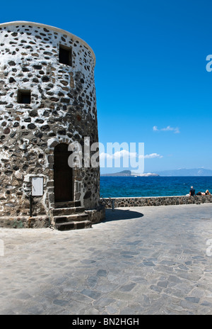 Grecia DODECANNESO, Nissiros,un vecchio mulino in Mandraki Village Foto Stock