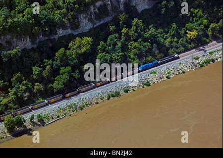Vista aerea al di sopra delle chiatte del carbone vagoni ferroviari Mississippi Fiume Missouri Illinois confine Foto Stock