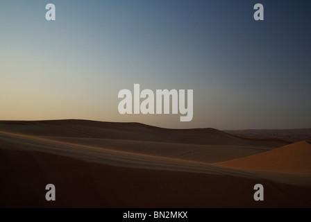 Dune di sabbia nella luce della sera, Dubai Foto Stock