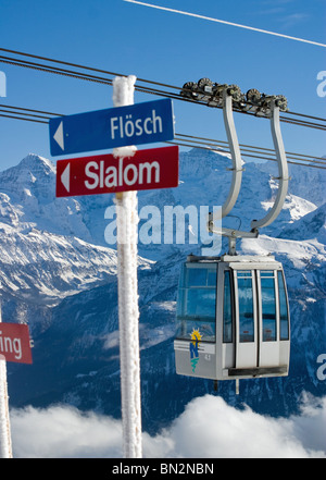 Alpi svizzere ski resort vicino a Beatenberg: Cavo auto arriva a Niederhorn ski resort in inverno al di sopra delle nuvole alpi svizzere Foto Stock