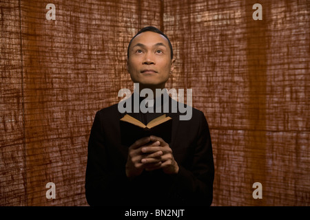 Pacific Islander sacerdote pregare Foto Stock