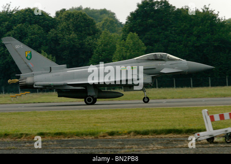 Royal Air Force Typhoon distribuzione di paracadute in atterraggio a Biggin Hill in Kent England Foto Stock