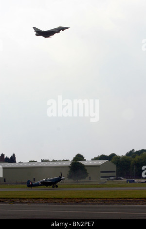 Royal Air Force Typhoon vola su uno Spitfire a Biggin Hill in Kent England Foto Stock