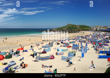 I turisti affollano Porthmeor Beach, St Ives in una calda giornata estiva Foto Stock