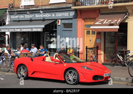 Ferrari F430 Spider in Bridge Road, Hampton Court, East Molesey Surrey, Inghilterra, Gran Bretagna, Regno Unito, Gran Bretagna, Europa Foto Stock