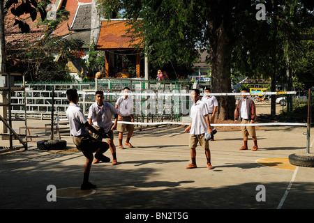 Gli uomini Thai giocando Sepak takraw (kick pallavolo) Chiang Mai, Thailandia, Asia Foto Stock