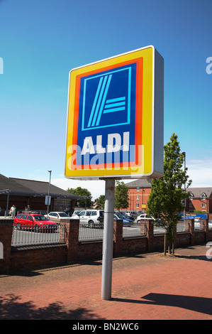 Cartello Aldi fuori dal negozio UK Foto Stock