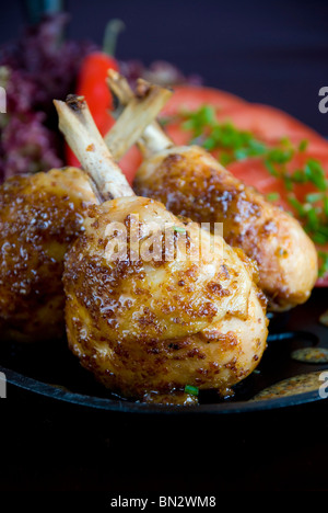 Arrosto al miele pollo Cosce di pollo disossate Foto Stock