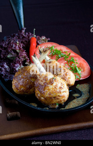 Arrosto al miele pollo Cosce di pollo disossate Foto Stock