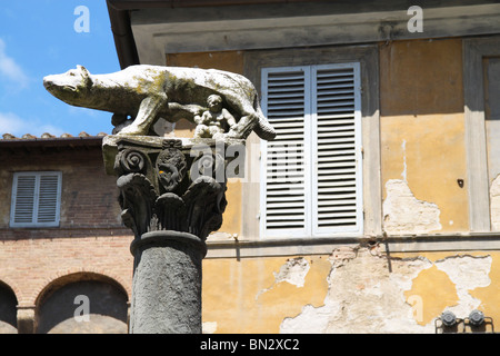 Una colonna raffigurante una lupa lattanti Romolo e Remo, la città simbolo della Foto Stock