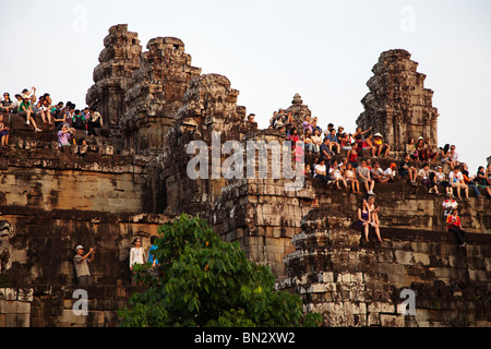 I turisti salire Phnom Bakheng tempio di Angkor Wat, Cambogia, a guardare il tramonto Foto Stock