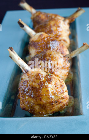 Arrosto al miele pollo Cosce di pollo disossate Foto Stock