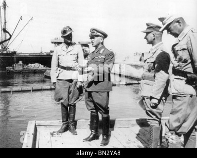 Maresciallo di Campo Erwin Rommel a Tobruk harbour nel 1942 Foto Stock